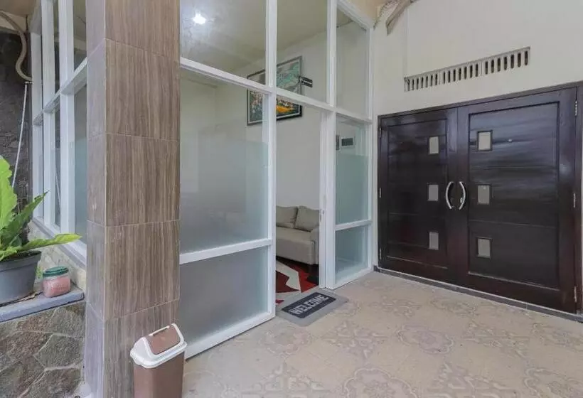 ホテル Reddoorz Syariah Near Universitas Jember