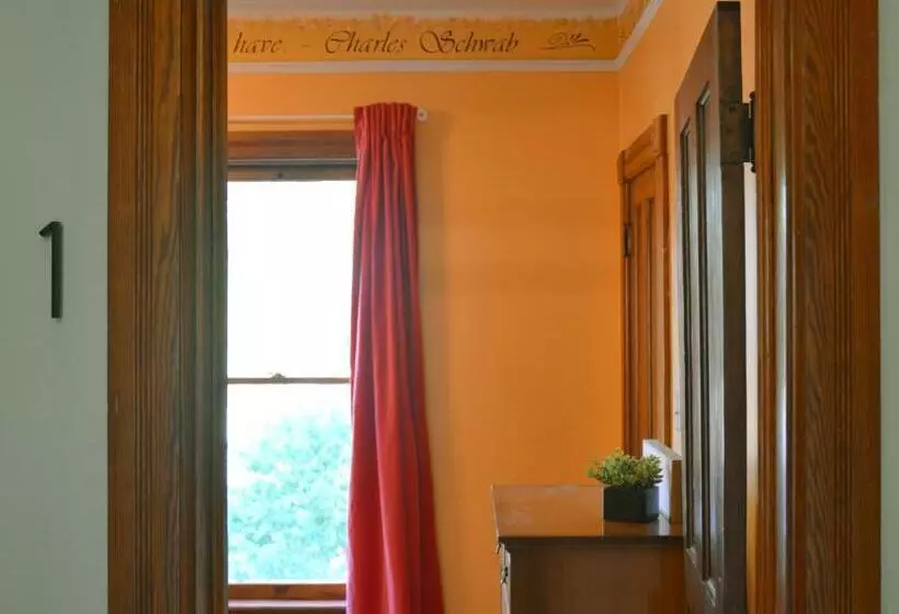 Majatalo Art And Lodging