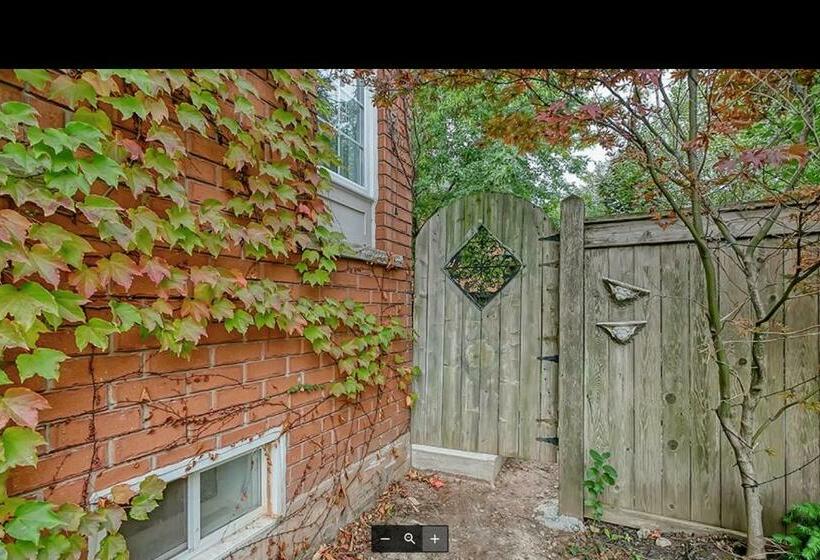 بنسيون Cozy Apartment In Oakville , Ontario , Canada