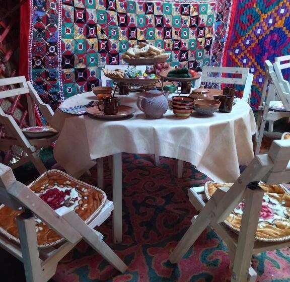 پانسیون Son Kul Lake Yurt Camp Mirbek