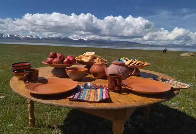 پانسیون Son Kul Lake Yurt Camp Mirbek