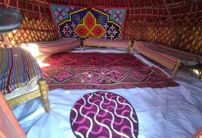پانسیون Son Kul Lake Yurt Camp Mirbek