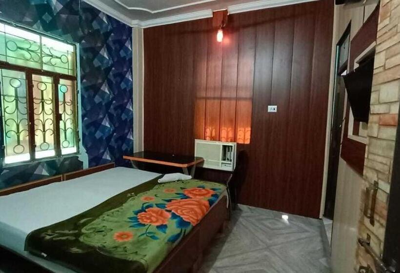 호텔 Oyo 70116 Vrindavan Resorts