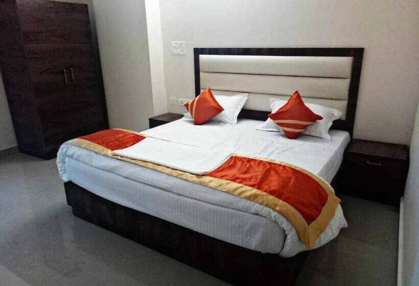 호텔 Oyo 70116 Vrindavan Resorts