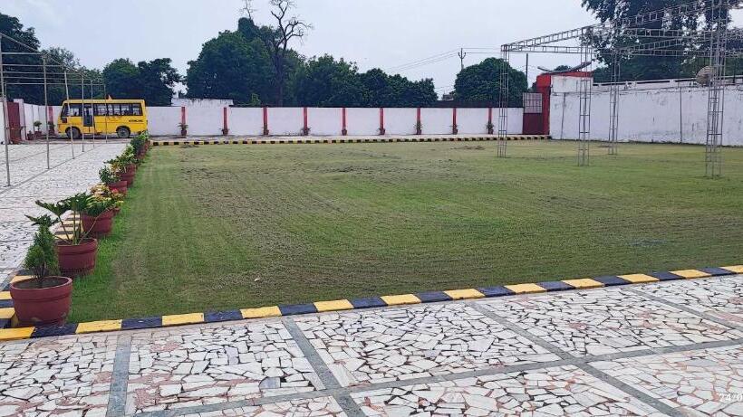 호텔 Oyo 70116 Vrindavan Resorts