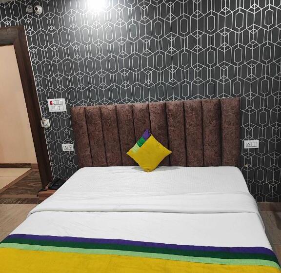 호텔 Oyo 70116 Vrindavan Resorts