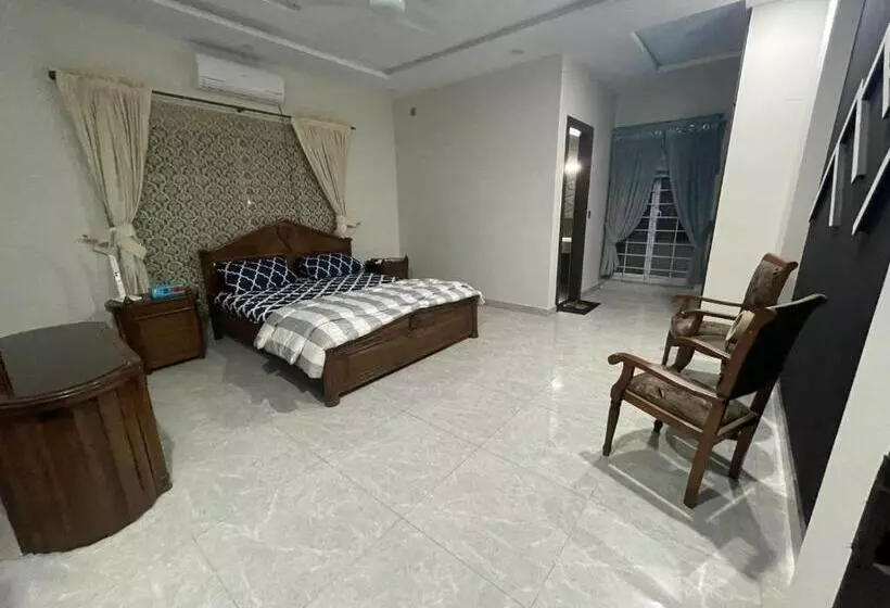 پانسیون Luxurious Living In Heart Of Islamabad