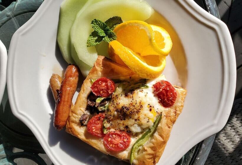 تختخواب و صبحانه The Primrose