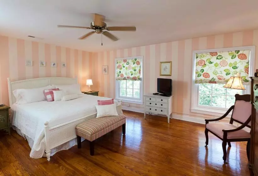 Bed and Breakfast The Lily Inn  Burlington