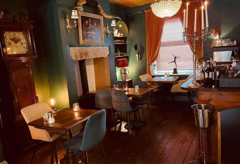 تختخواب و صبحانه The Old Registry Guest House