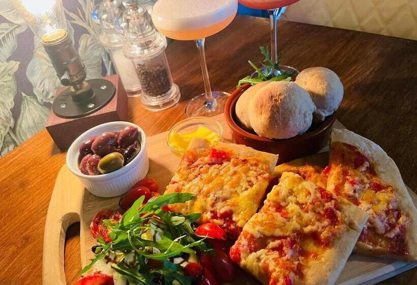 تختخواب و صبحانه The Old Registry Guest House