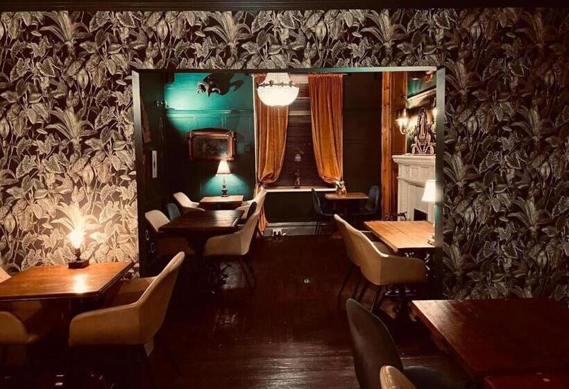 تختخواب و صبحانه The Old Registry Guest House