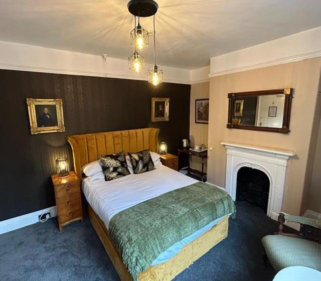 تختخواب و صبحانه The Old Registry Guest House