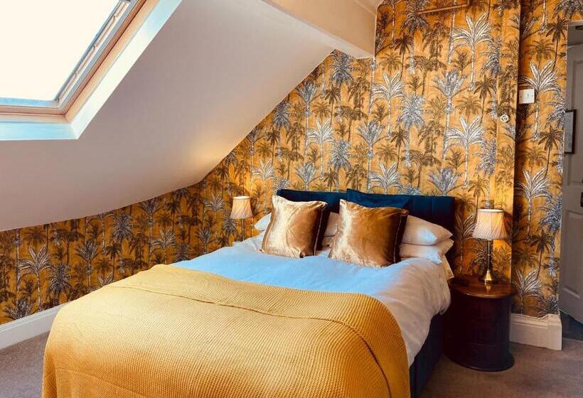 تختخواب و صبحانه The Old Registry Guest House