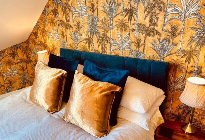 تختخواب و صبحانه The Old Registry Guest House