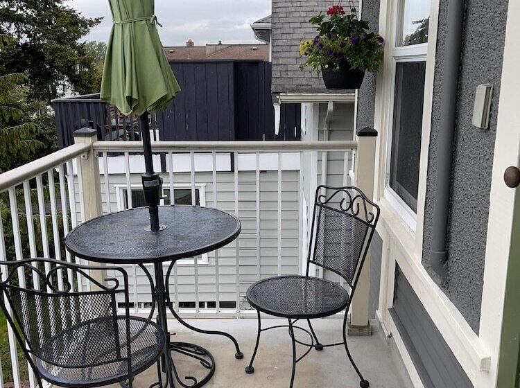 Fisher House Victoria Bed And Breakfast