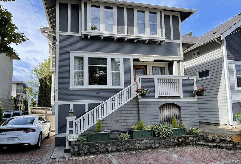 Fisher House Victoria Bed And Breakfast