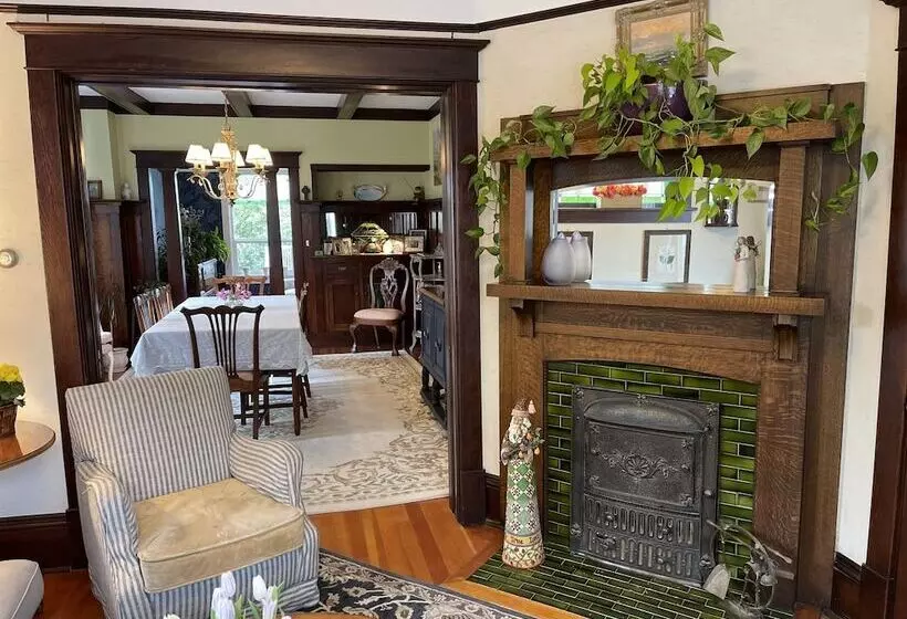 Fisher House Victoria Bed And Breakfast