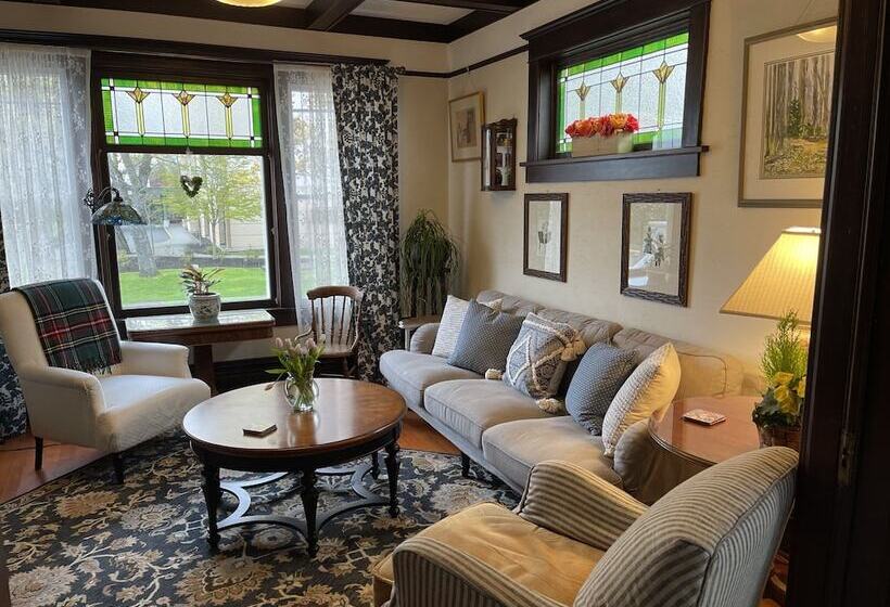 Fisher House Victoria Bed And Breakfast