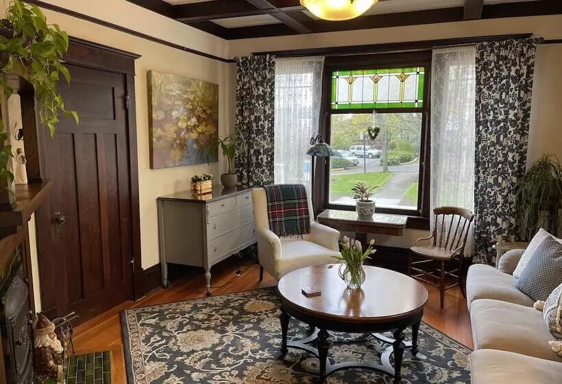 Fisher House Victoria Bed And Breakfast
