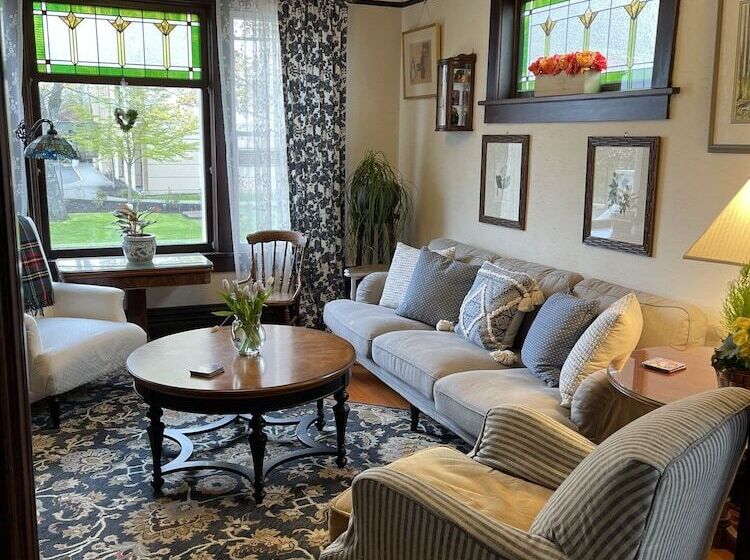 Fisher House Victoria Bed And Breakfast