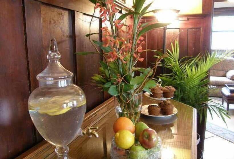 Fisher House Victoria Bed And Breakfast