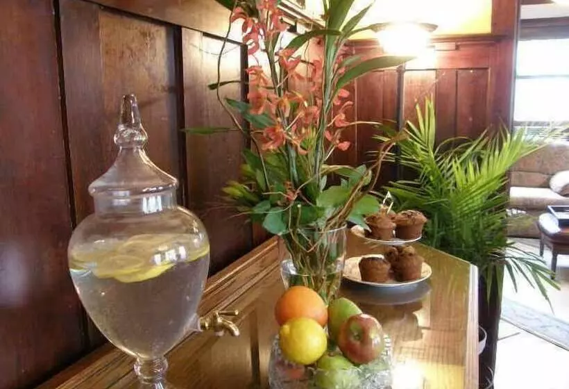 Fisher House Victoria Bed And Breakfast