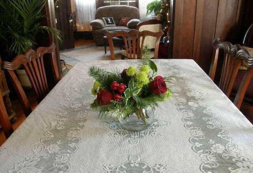 Fisher House Victoria Bed And Breakfast