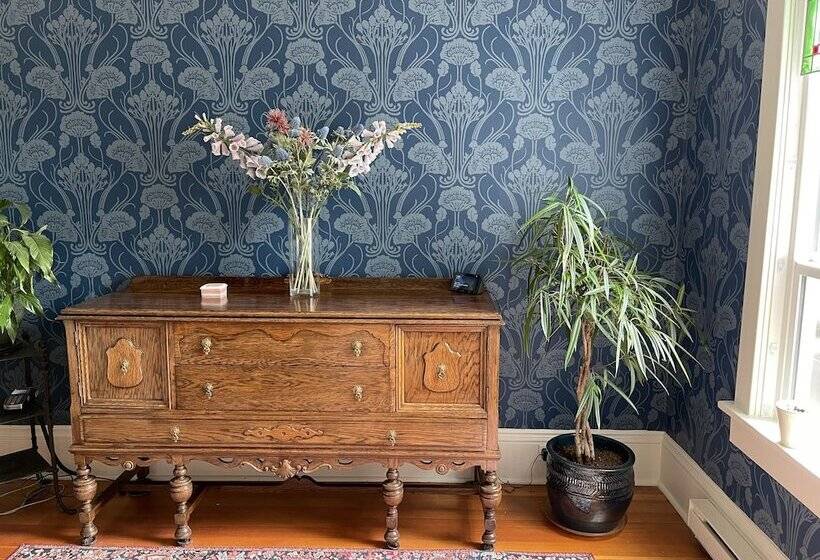 Fisher House Victoria Bed And Breakfast