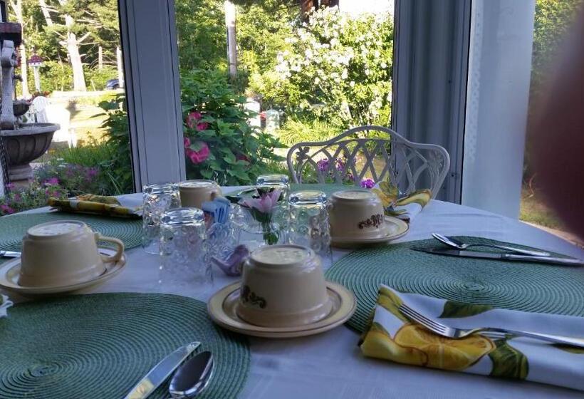 Holiday Guest House Bed & Breakfast