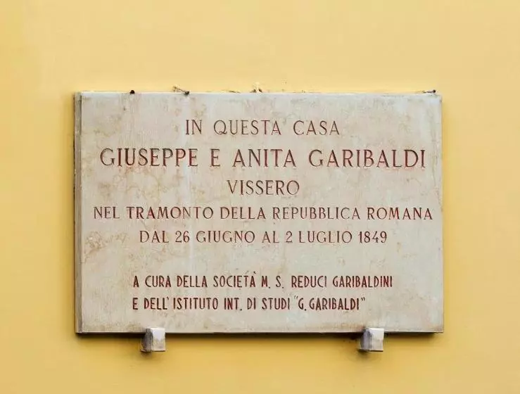 مسافرخانه Garibaldi Suites Piazza Di Spagna