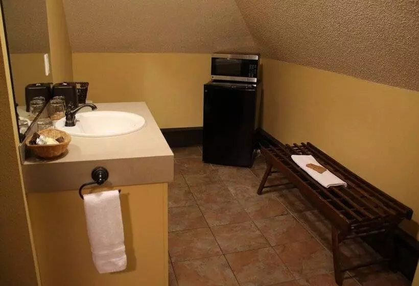 Отель Iowa House Historic Inn