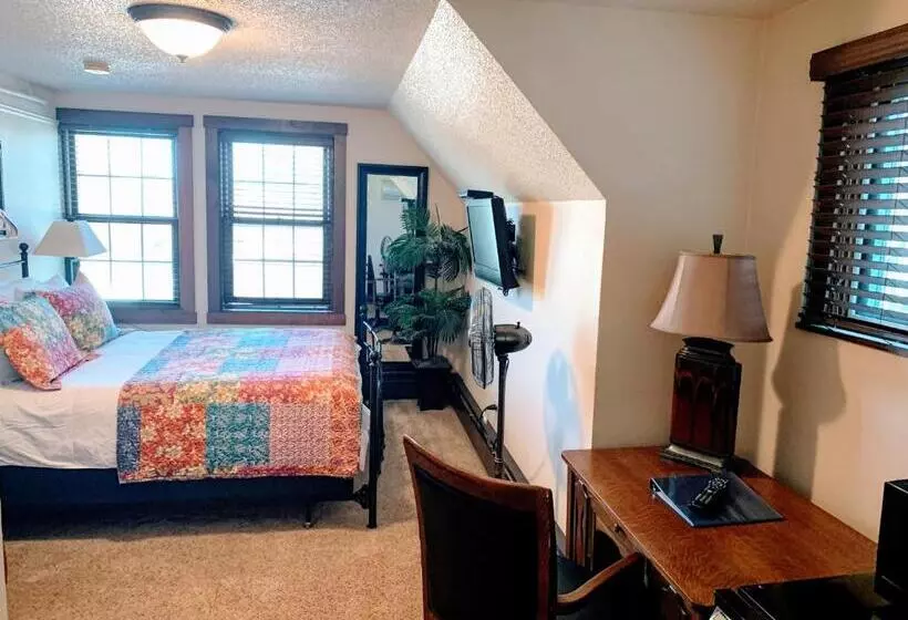 Отель Iowa House Historic Inn