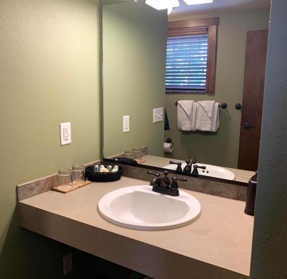 فندق Iowa House Historic Inn