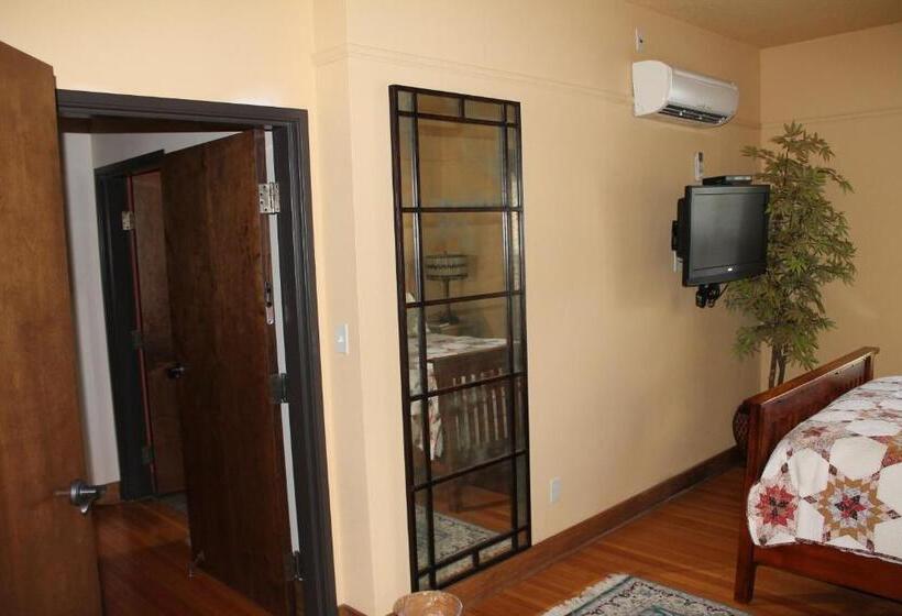 فندق Iowa House Historic Inn