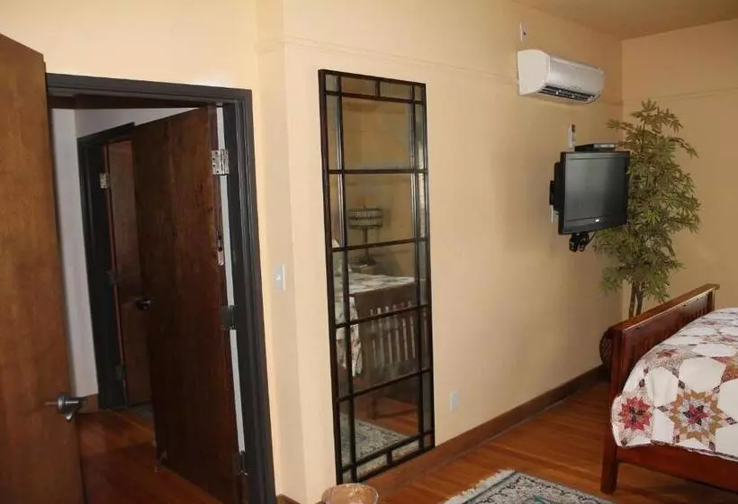 Отель Iowa House Historic Inn