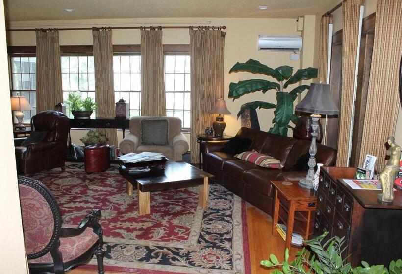 فندق Iowa House Historic Inn