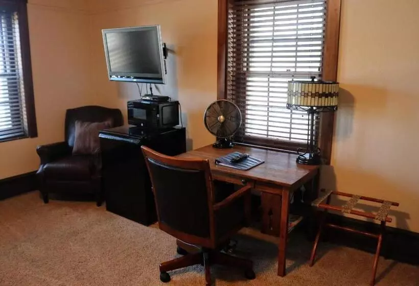 Отель Iowa House Historic Inn