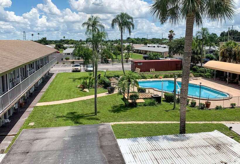 Отель Rodeway Inn Sun City Center