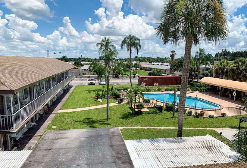 Отель Rodeway Inn Sun City Center