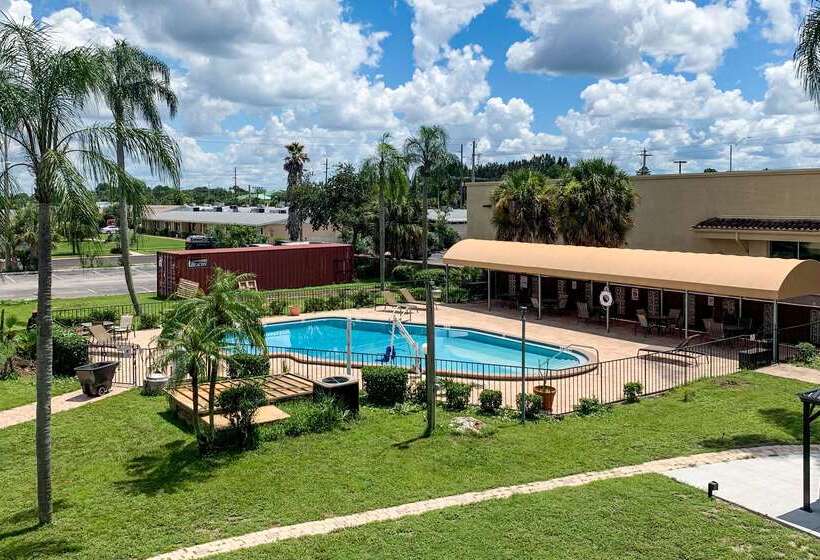 Отель Rodeway Inn Sun City Center