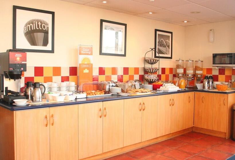 בית מלון כפרי Ventura Inn & Suites Hamilton