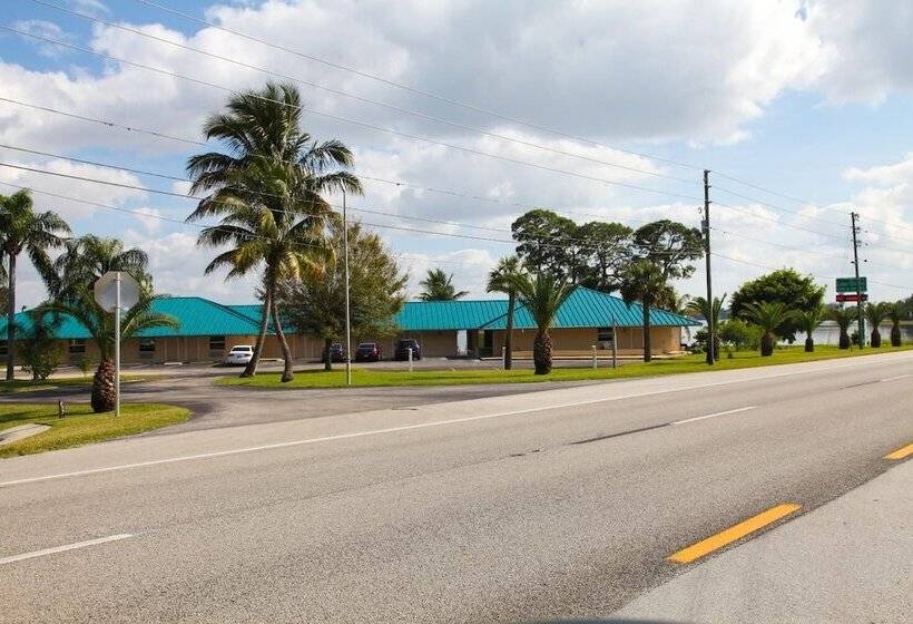 Lake Grassy Inn & Suites