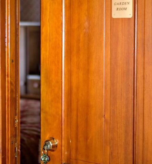 Lindsay House Bed And Breakfast