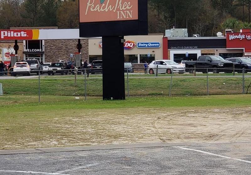 فندق على الطريق Peach Tree Inn