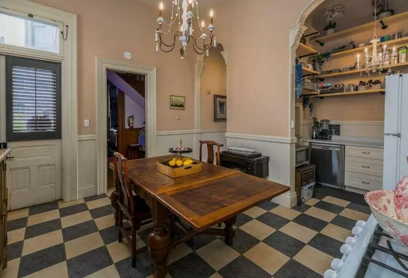 Retkeilymaja Pinc Lady Mansion