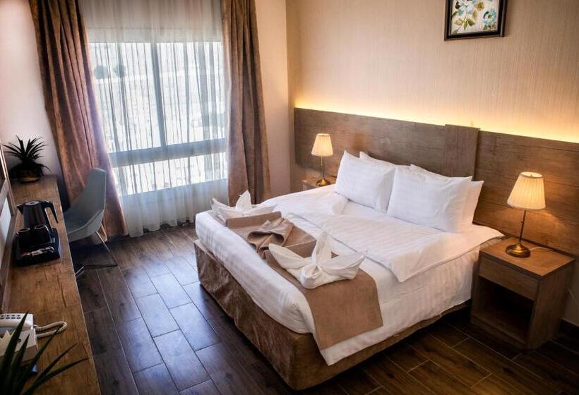 בית מלון כפרי Emaar Legend