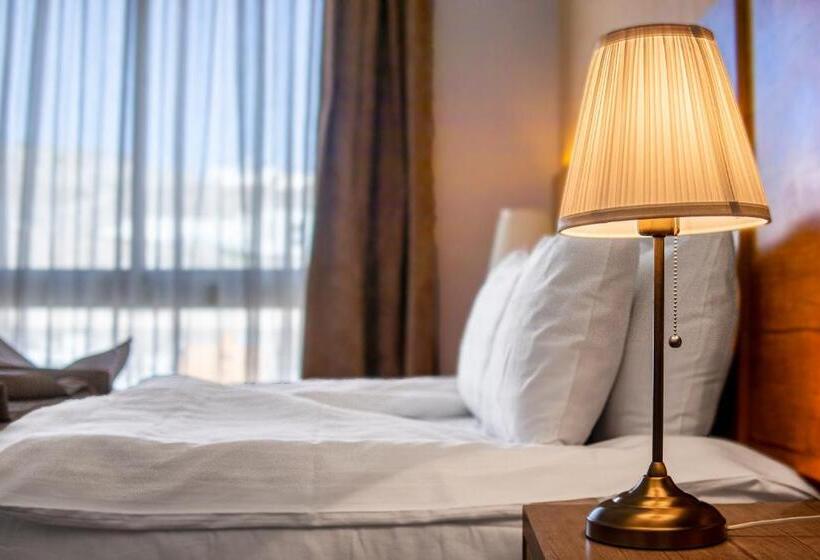 בית מלון כפרי Emaar Legend