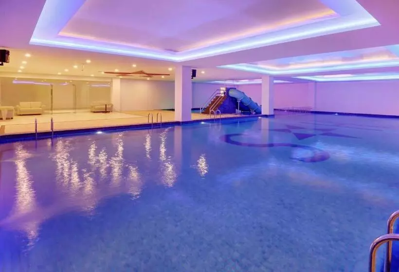 Hotelli The Sentra  Manado