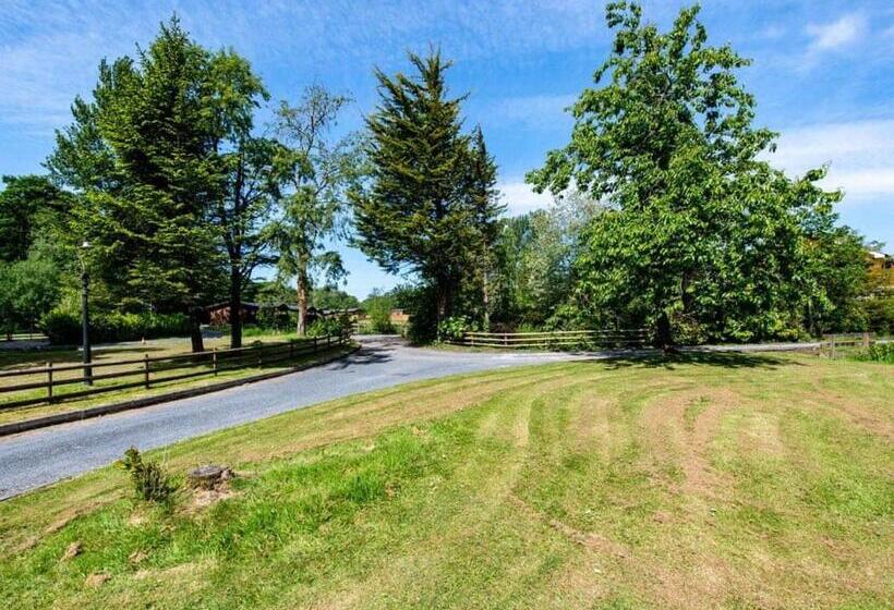 リゾートホテル Awesome Home In Forton, Near Preston With